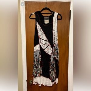 Black and White Patchwork Dress with Red Accents M.    XO1